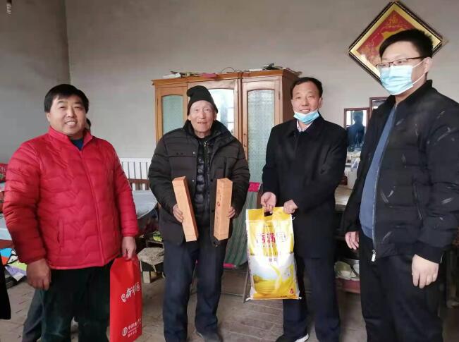 农行新河县支行携驻村工作队开展送福送温暖活动
